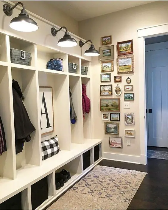 Beautiful home mudroom idea I love for organizing and decluttering all the STUFF