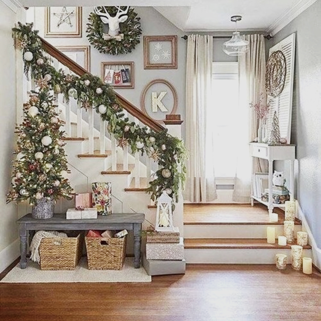 Foyer decor idea for Christmas - love this small entrway decorating idea!