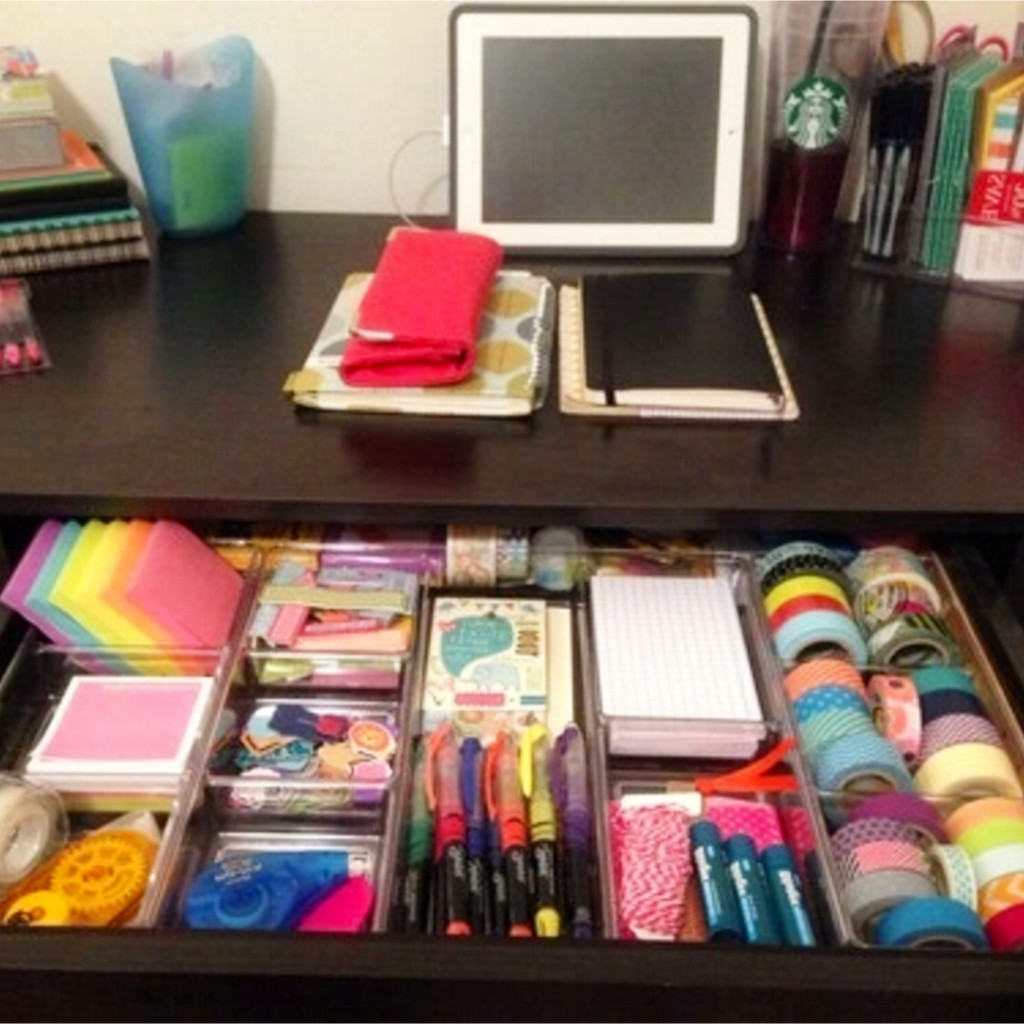 LOVE this organized office desk drawer! This is how I want my desk in my dorm room to look!
